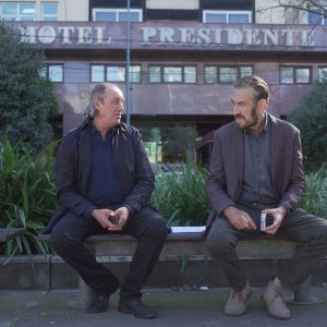 Rocco Schiavone. Marco Giallini e Tullio Sorrentino in una scena del finale nella sesta stagione.