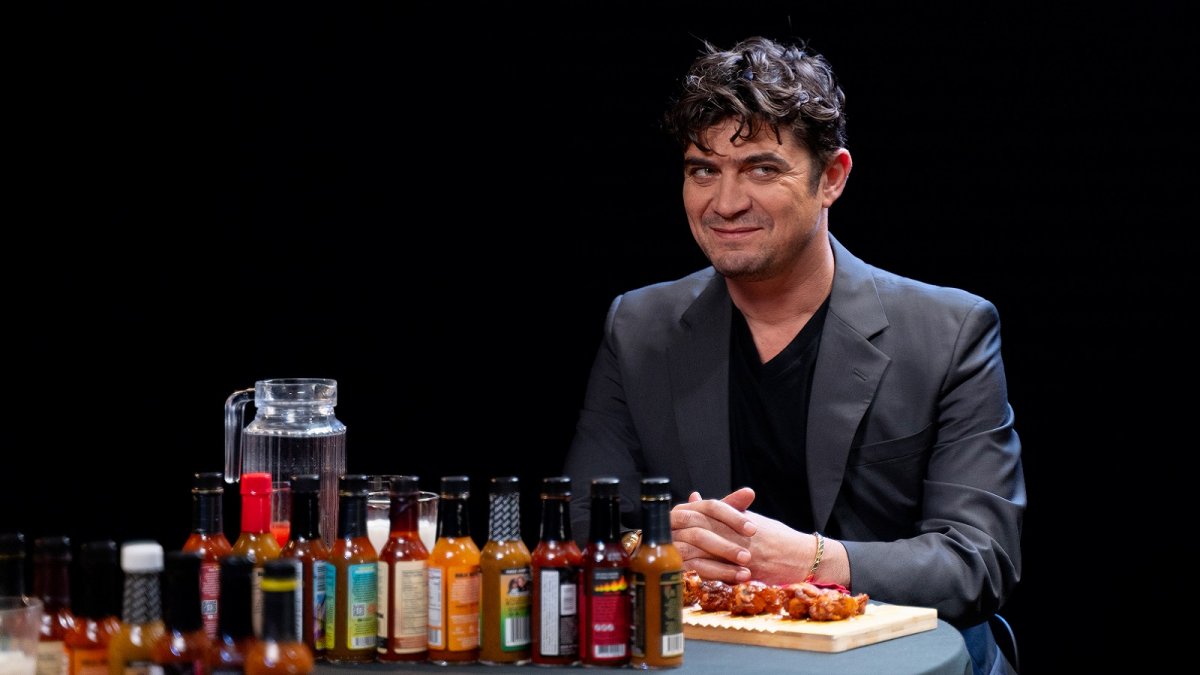 Riccardo Scamarcio polemico a Hot Ones Italia: "Tutti hanno vinto un David, perchè io ancora no?"