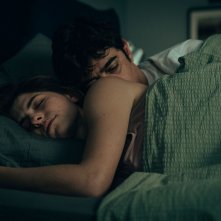 Muori di lei: Riccardo Scamarcio e Maria Chiara Giannetta a letto insieme in una scena