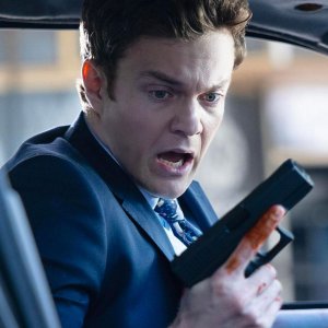 Mr. Morfina: Jack Quaid guarda la sua pistola in una scena