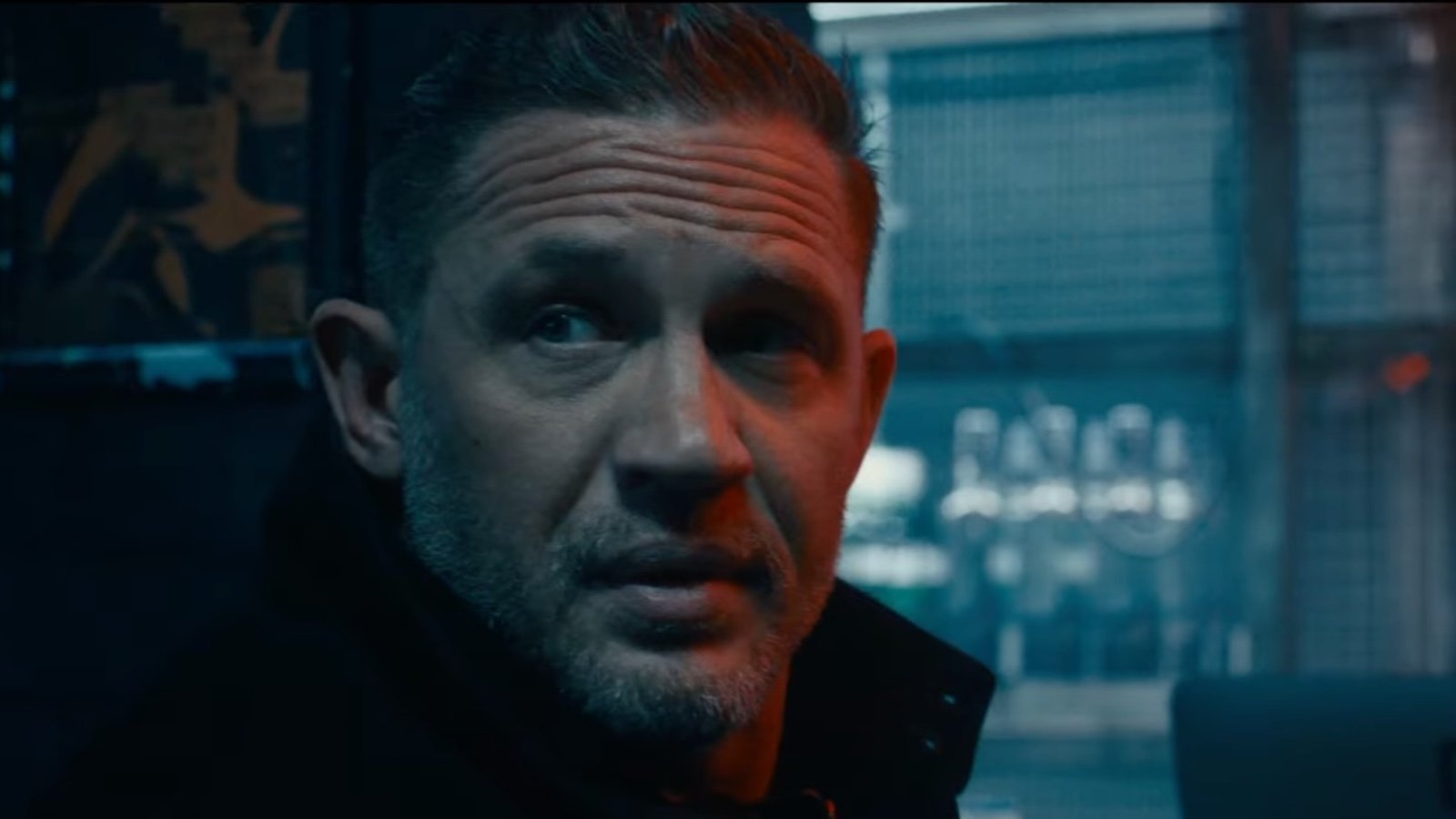 Tom Hardy in una scena dal trailer di Mobland