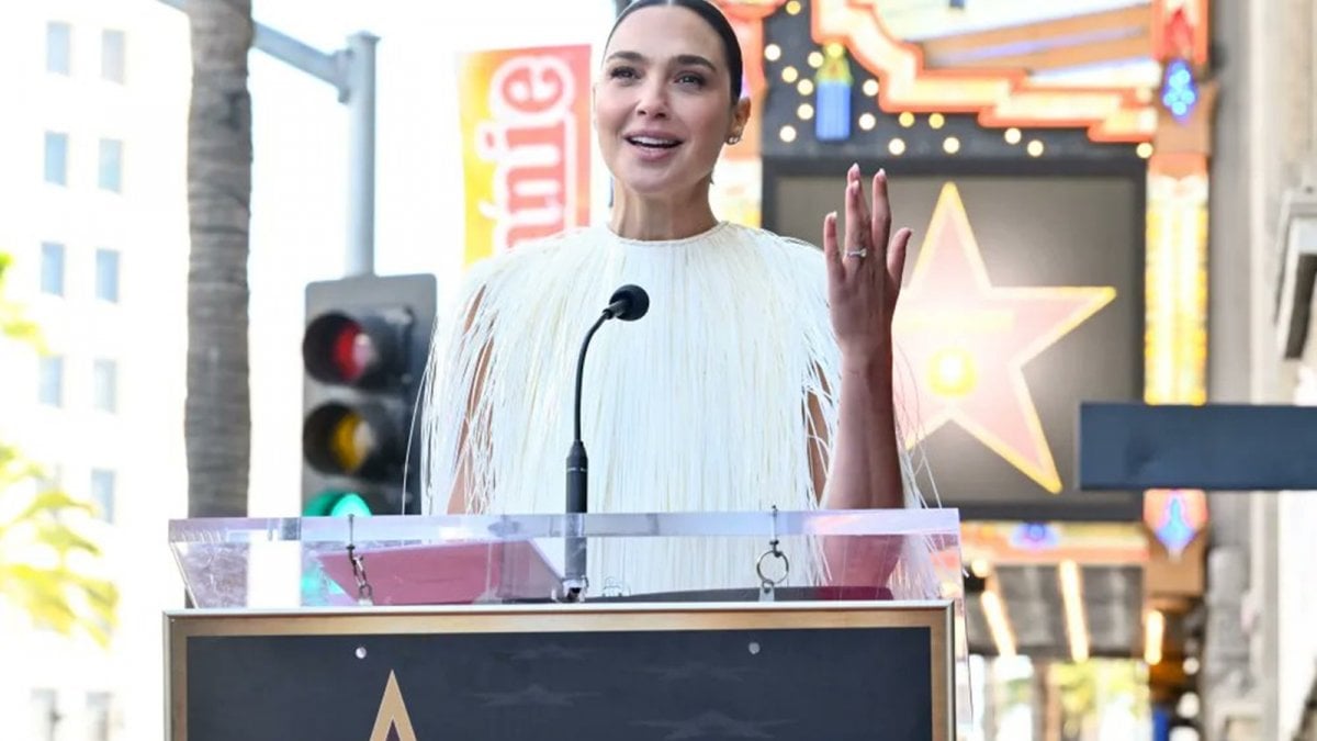 Gal Gadot ha ricevuto la sua stella sulla Hollywood Walk of Fame tra polemiche e scontri tra manifestanti