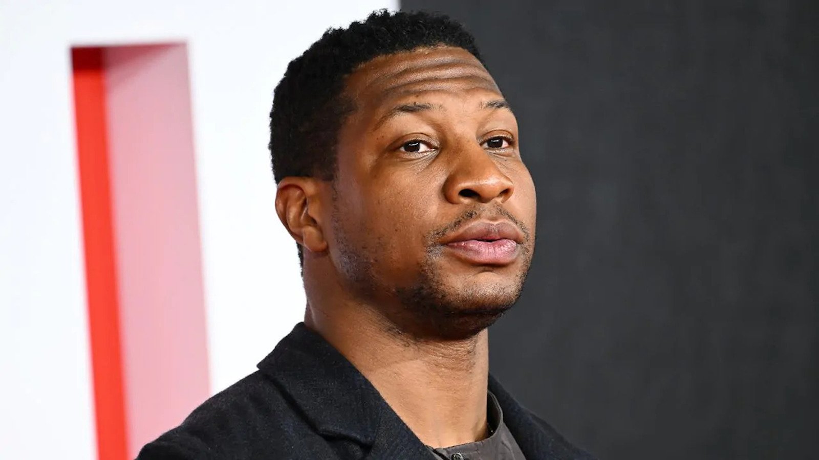 Jonathan Majors sul red carpet