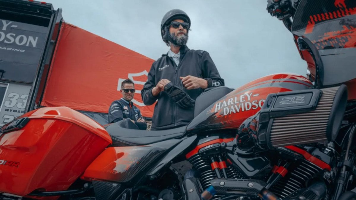 Keanu Reeves testa la nuova Harley Davidson da 110.000 dollari, la moto più potente nella storia del marchio