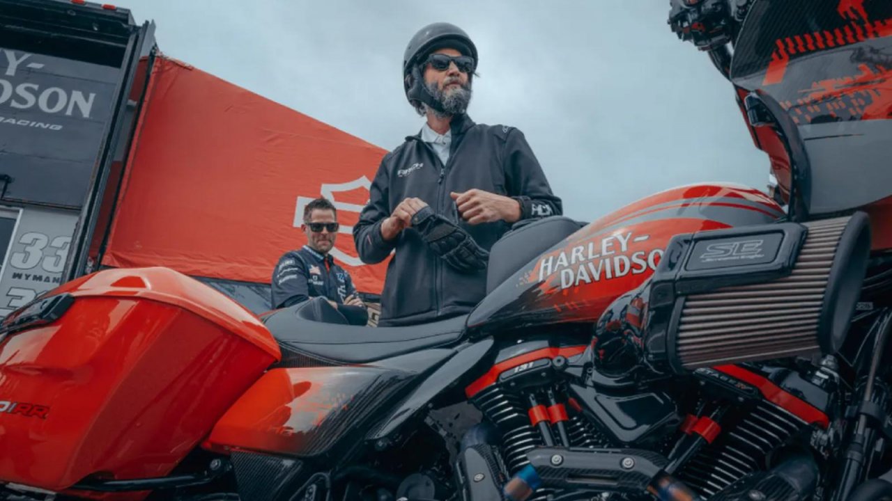Keanu Reeves testa la nuova Harley-Davidson