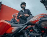 Keanu Reeves testa la nuova Harley-Davidson da 110.000 dollari, la moto più potente nella storia del marchio