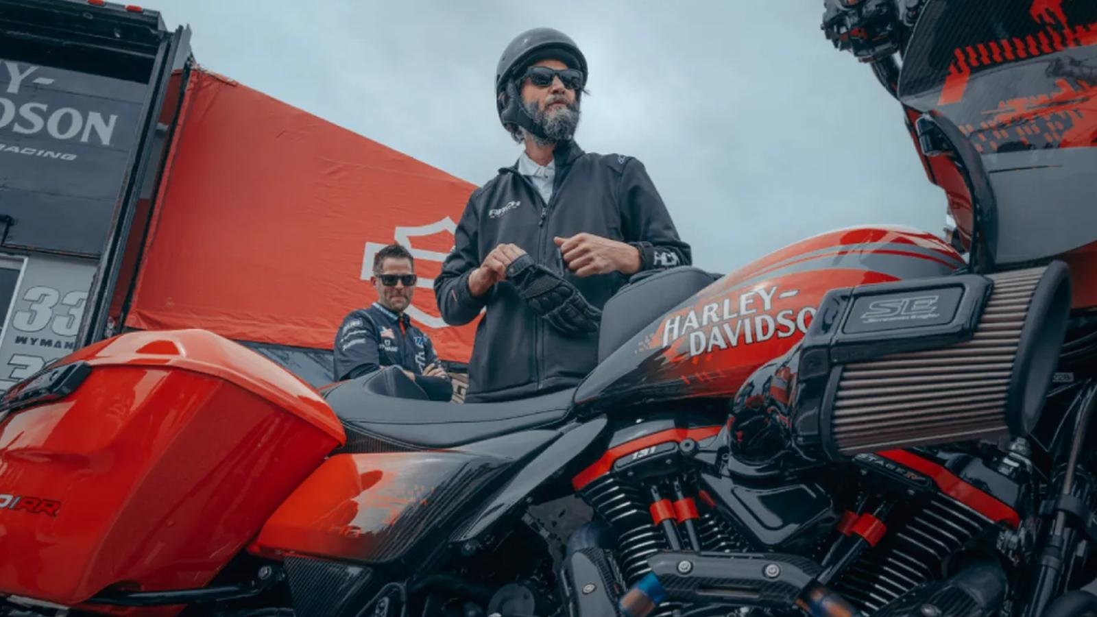 Keanu Reeves testa la nuova Harley-Davidson