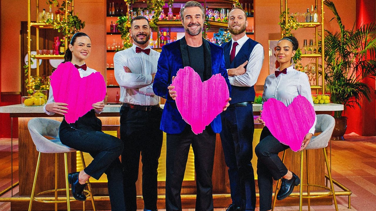 Il conduttore, il barman e i camerieri di Primo Appuntamento