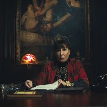 Ballerina, Angelica Huston torna nel ruolo del Direttore in una scena