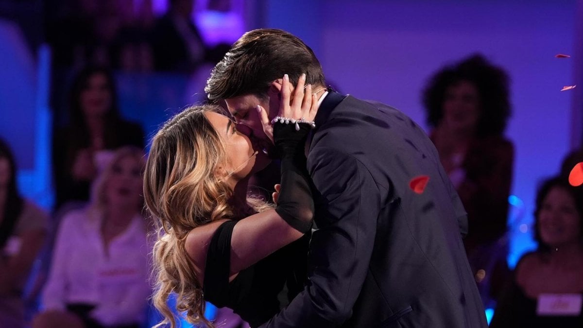 Anticipazioni Uomini da Movieplayer.it anticipazioni uomini e donne martina e ciro in studio proposta di matrimonio infiamma il parterre