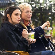 Dying for Sex: Michelle Williams e Jenny Slate su una panchina del parco