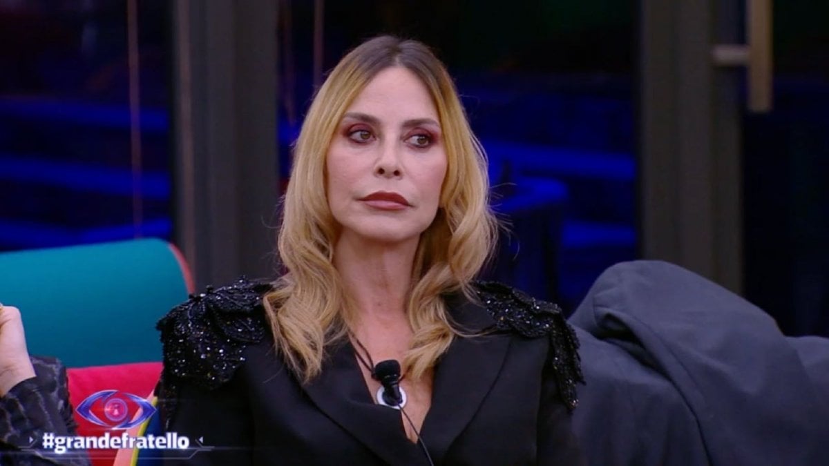 Grande Fratello, Stefania Orlando su Beatrice Luzzi: “più che fare l’opinionista ci sta provando”