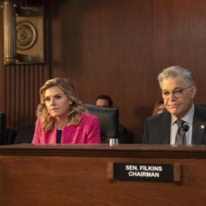 The Residence. Al Franken e Eliza Coupe in una scena della serie.