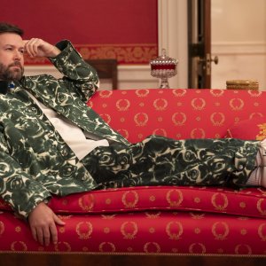 The Residence. Taran Killam in una scena della serie.
