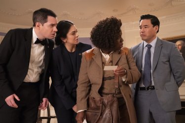 The Residence Uzo Aduba Randall Park Scena Serie Tv Netflix