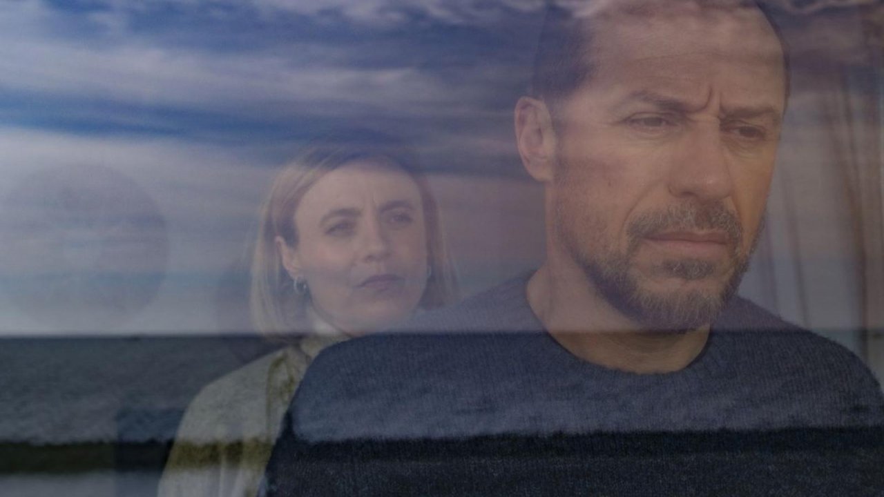 Stefano Accorsi e Michela Cescon dietro un vetro