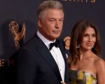 Alec Baldwin interrompe la moglie sul red carpet, la reazione innervosita di lei non si fa attendere