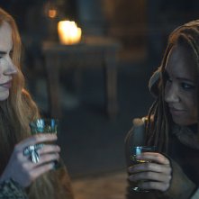 La ruota del tempo. Ceara Coveney e Ayoola Smart in una scena della terza stagione.