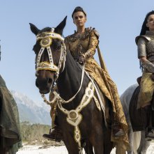 La ruota del tempo. Ceara Coveney, Madeleine Madden e Zoe Robins in una scena della terza stagione.