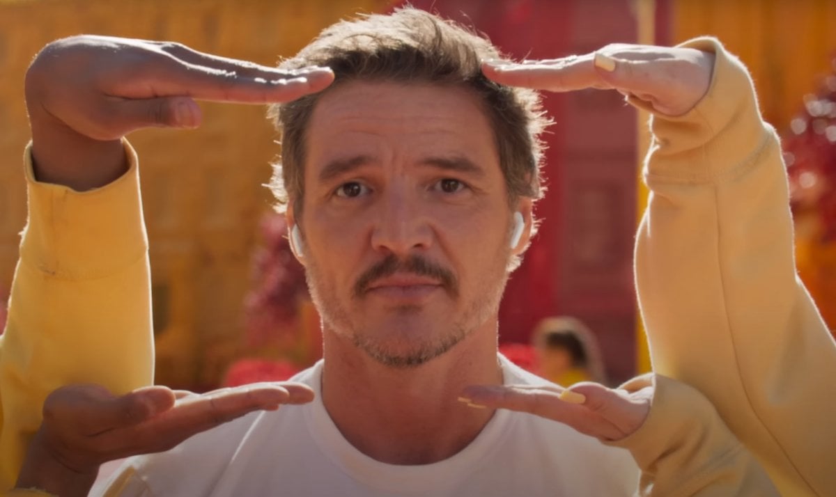 pedro pascal nel mirino dei fan ora scoppia la critica per come ha toccato la moglie di willem dafoe