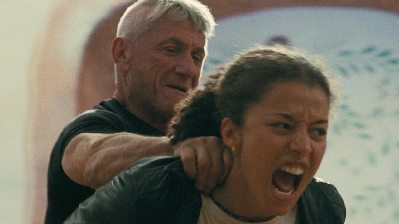 Sean Penn e Teyana Taylor in una scena violenta di Una battaglia dopo l'altra