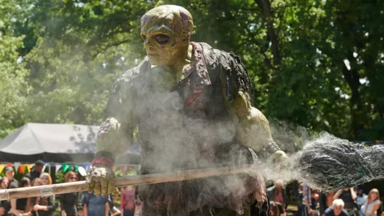 Peter Dinklage nei panni del Vendicatore Tossico