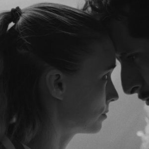 La Cocina: l'abbraccio tra Raúl Briones Carmona e Rooney Mara