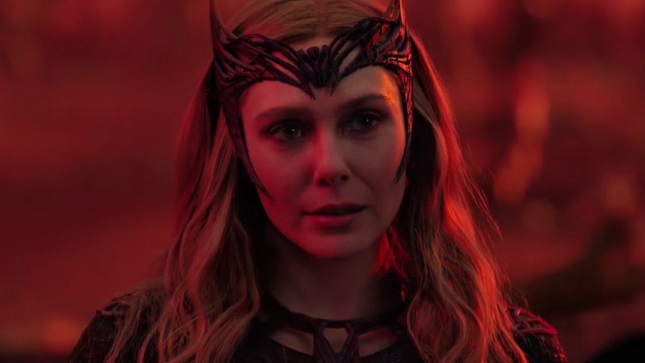 Elizabeth Olsen nei panni di Scarlet Witch in una scena di Doctor Strange nel Multiverso della Follia