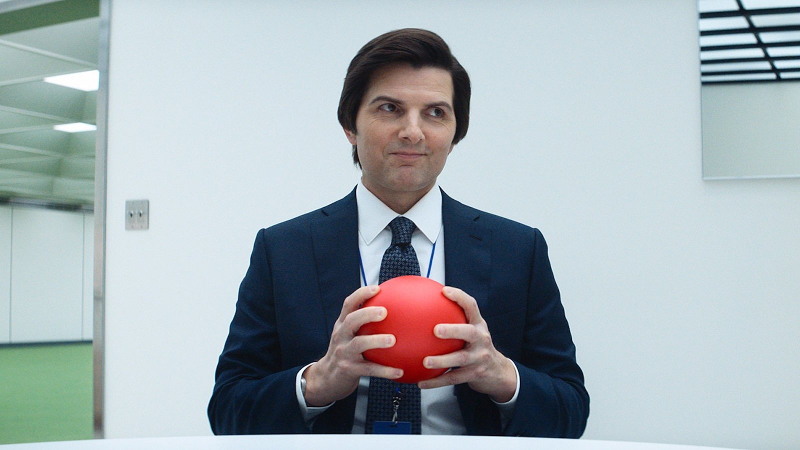 Scissione: Adam Scott in un'immagine della seconda stagione