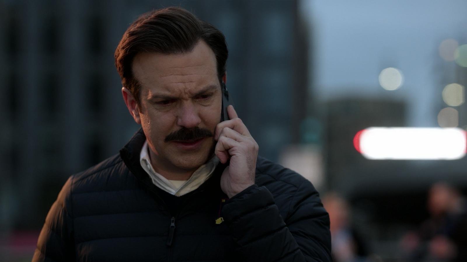 Jason Sudeikis piange in una scena di Ted Lasso