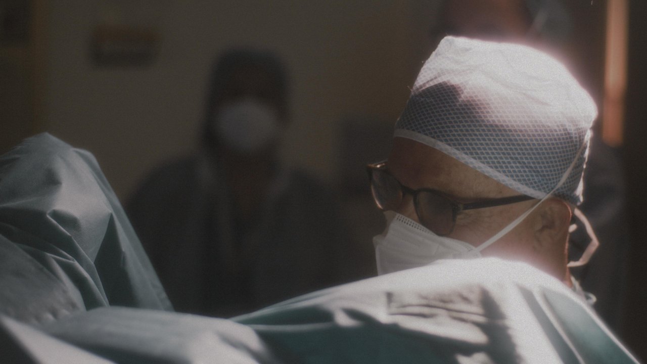 Il Dottor Maurizio Bini assiste a un parto