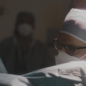 GEN_: il Dottor Maurizio Bini assiste al parto di una paziente