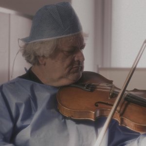 GEN_; un violinista suona per i feti conservati in laboratorio