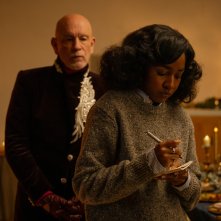 Opus -  Venera la tua Stella: Ayo Edebiri e John Malkovich in una sequenza