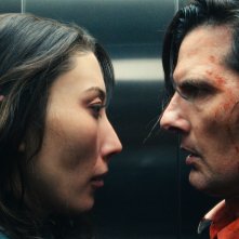 Scissione. Dichen Lachman e Adam Scott in una scena del finale della seconda stagione.