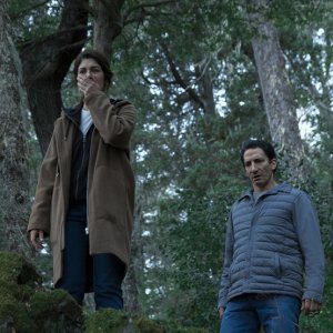 Atrapados. Soledad Villamil e Juan Minujín in una scena della serie.