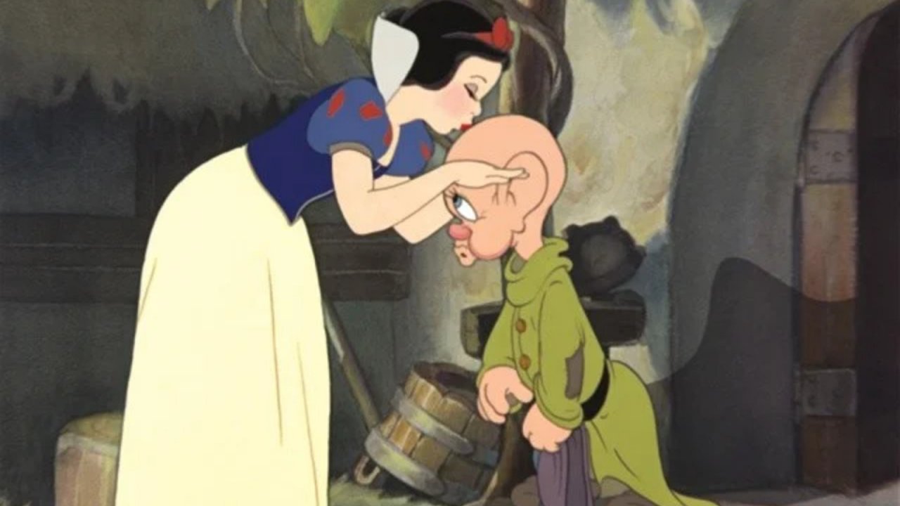 Biancaneve e Cucciolo in una scena di Biancaneve e i sette nani.