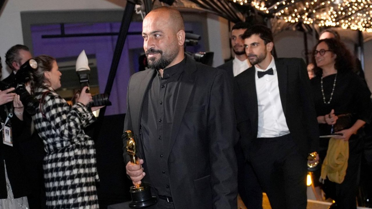 Hamdan Ballal, co-regista di No Other Land, con l'Oscar in mano