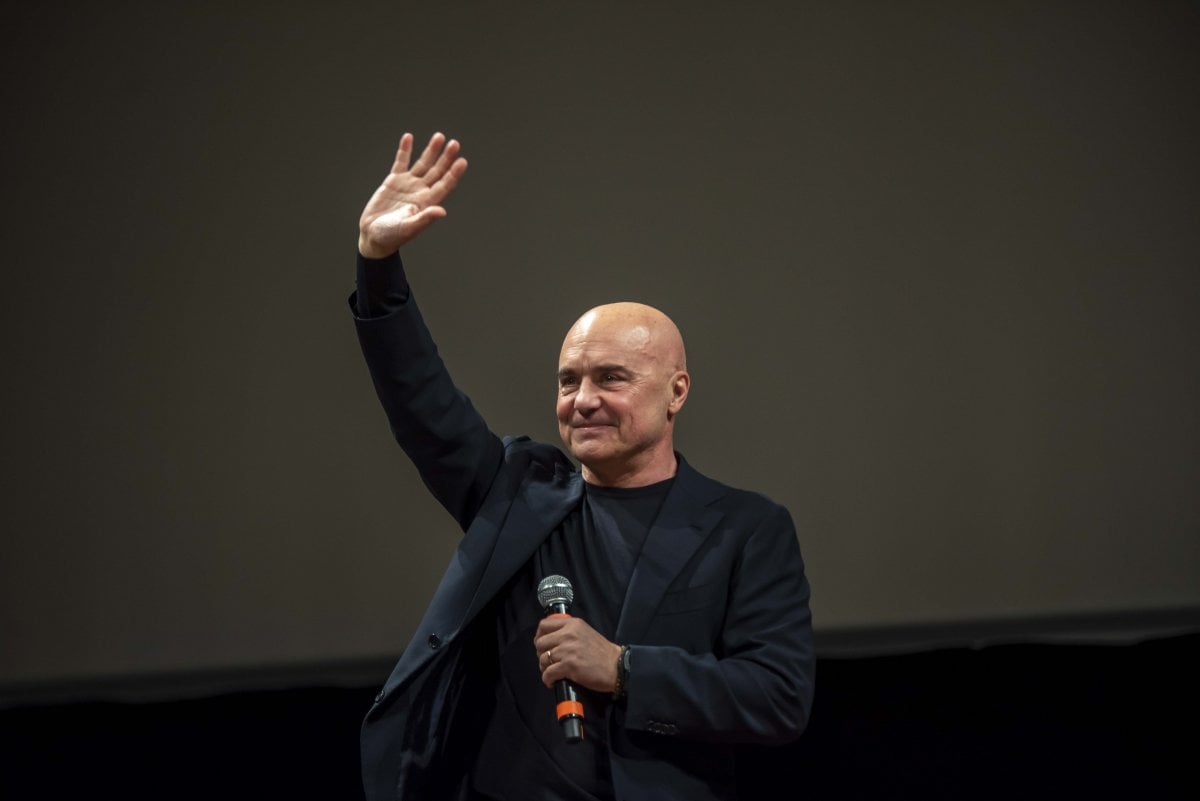 luca zingaretti infastidito in aeroporto il video sui social vergognatevi