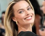 Cime tempestose: prime foto di Margot Robbie in abito da sposa, ma scoppia la polemica 'Troppo vecchia!'
