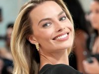 Cime tempestose: prime foto di Margot Robbie in abito da sposa, ma scoppia la polemica 'Troppo vecchia!'