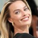 Cime tempestose: prime foto di Margot Robbie in abito da sposa, ma scoppia la polemica 'Troppo vecchia!'