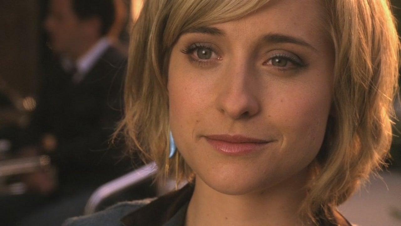 Un primo piano di Allison Mack in una scena di Smallville