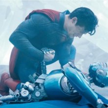 Superman: David Corenswet stringe la mano a un androide