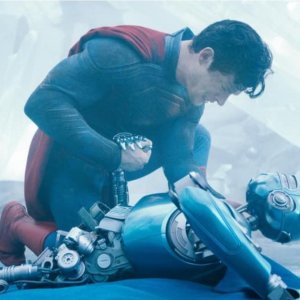 Superman: David Corenswet stringe la mano a un androide
