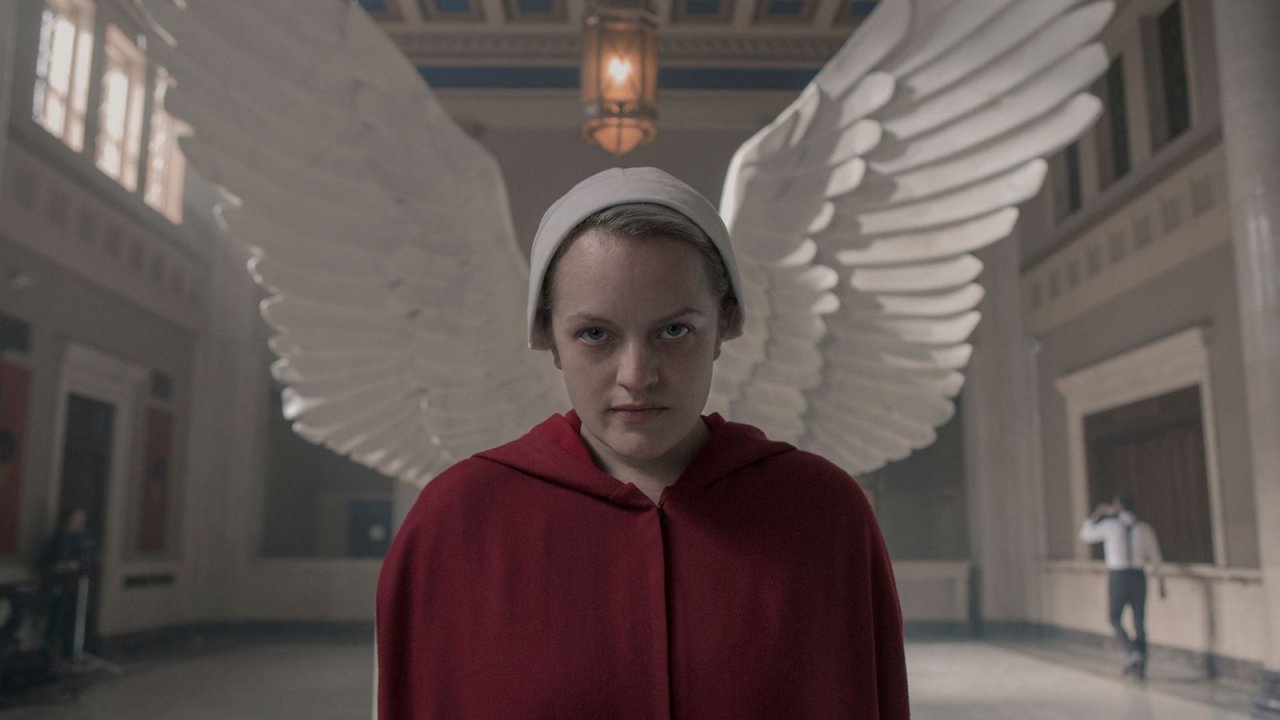 The Handmaid's Tale: Elisabeth Moss in una scena
