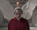 The Handmaid's Tale, Elisabeth Moss: 'Un membro della troupe si è preso le mutande del mio personaggio'