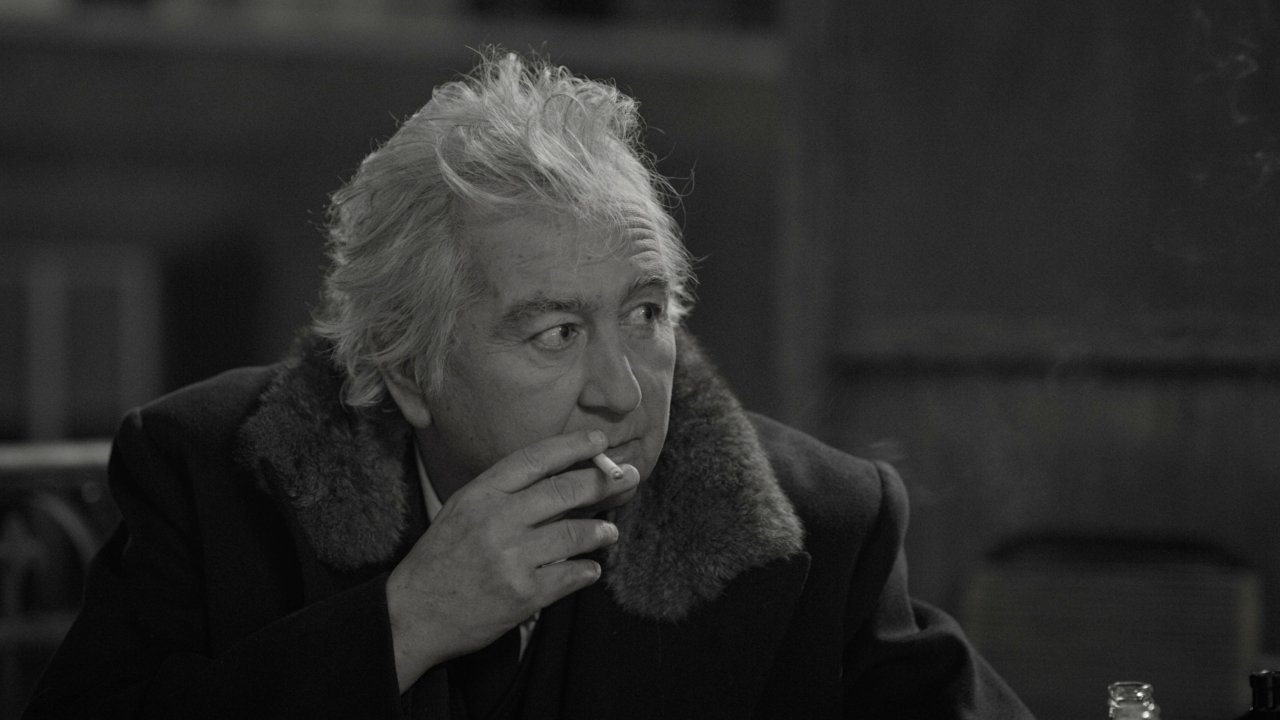 Umberto Contarello fuma nella notte