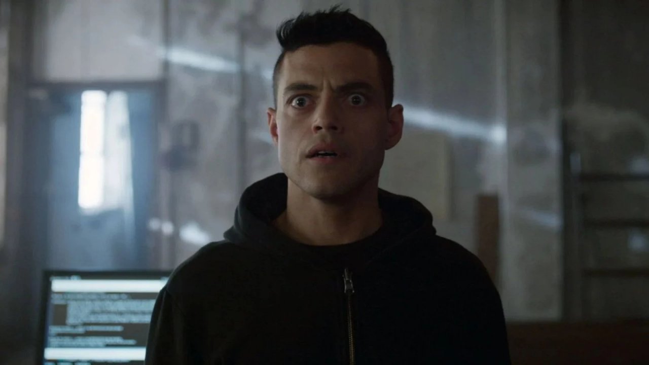Rami Malek in una scena di Mr. Robot.