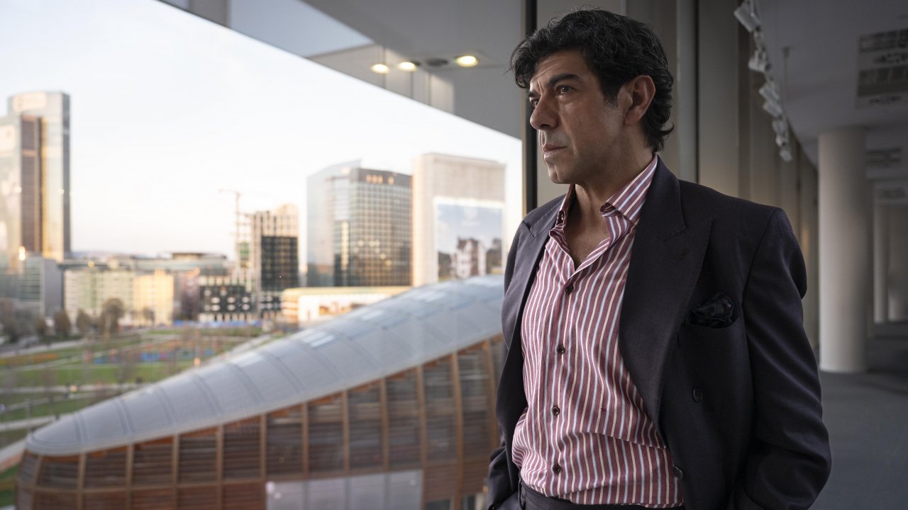 Pierfrancesco Favino nella prima immagine di Nemesi